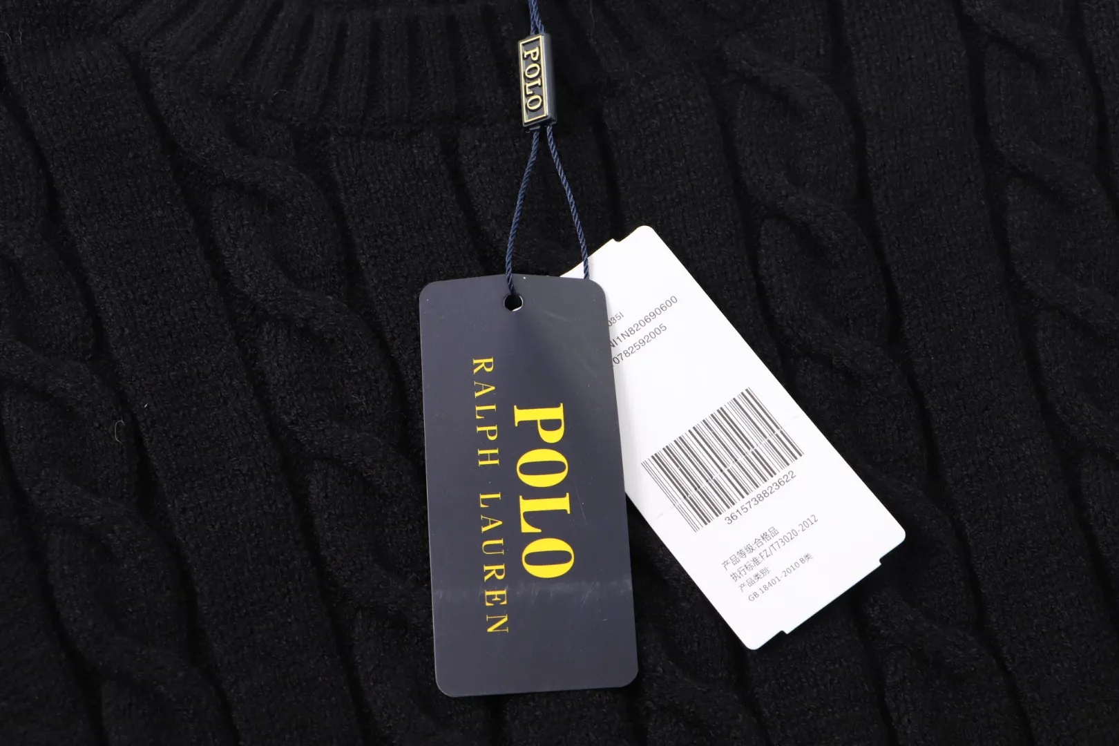 P210 [Ralph Lauren round neck solid color pony embroidery logo twist knitted sweater] ✅Ralph Lauren classic basic versatile knitted pullover crew neck sweater for men and women ✅Main supplier platform live broadcast Wholesale entity Replenish when out of stock will not be removed from the shelves ✅ZP quality 1:1 pattern making Scan the code to enter the GF website Counter quality ✅Detailed quality is the only one in Guangzhou Imported quality cotton yarn Focus on high-end cost-effective Good quality Needless to say ✅The version is restored to the original version. The maximum size can be worn up to 1105 pounds. Loose, comfortable and stress-free. ✅The upper body is simple and easy to match. A must-have for ootd. Good-looking clothes are never picky. A must-have in couples’ wardrobes. Size: S-XL. Color: black, white, gray, royal blue, pink, sky blue, khaki.